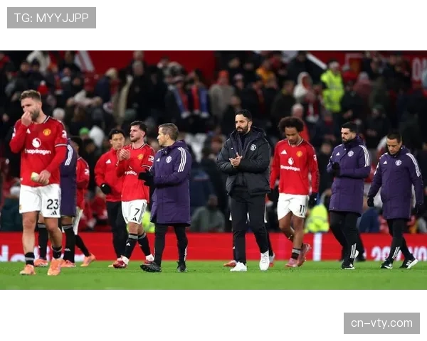 曼联四后卫体系实验受挫 中场漏洞成维拉突破口